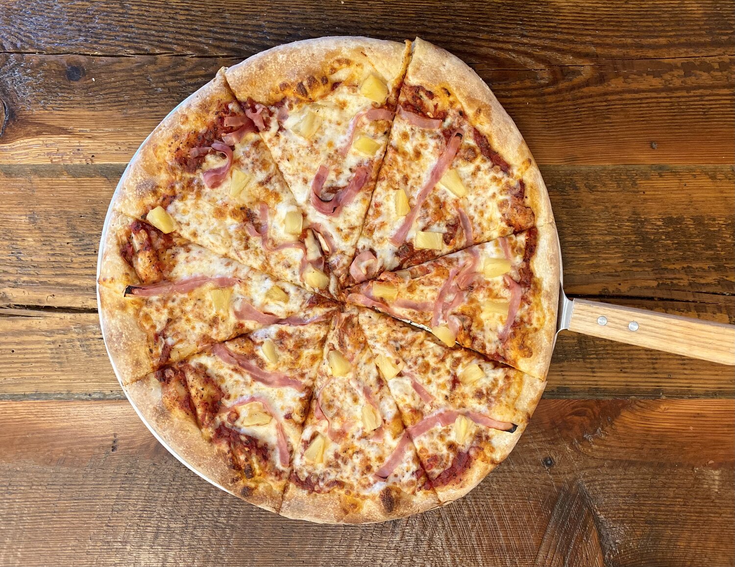 picture of a hawaiian pizza